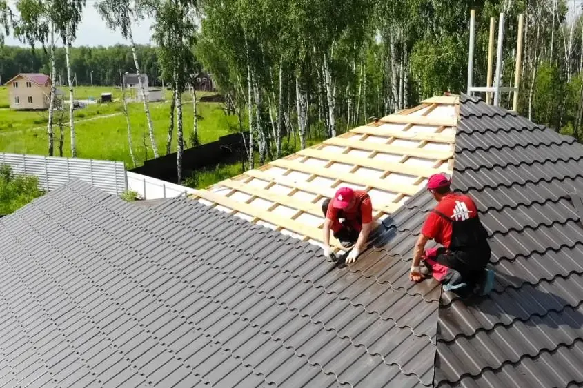 roofing professionals replace a roof